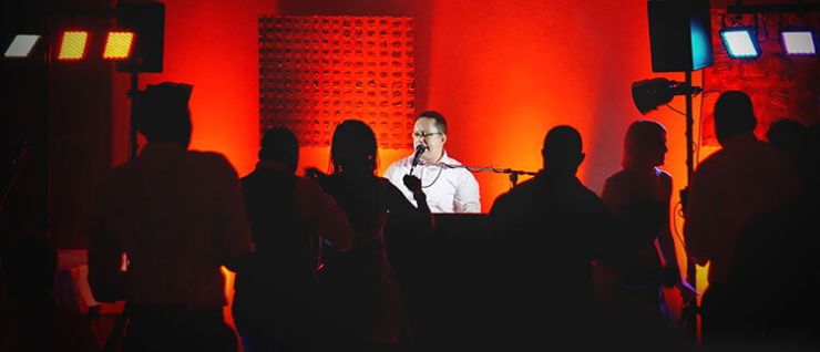 Andy Steiner – dein Alleinunterhalter & Musiker für Hochzeiten, Geburtstage und Firmenfeiern Andy Steiner als Alleinunterhalter und Musiker live auf der Bühne bei einer Feier in Karlsruhe – mit tanzendem Publikum